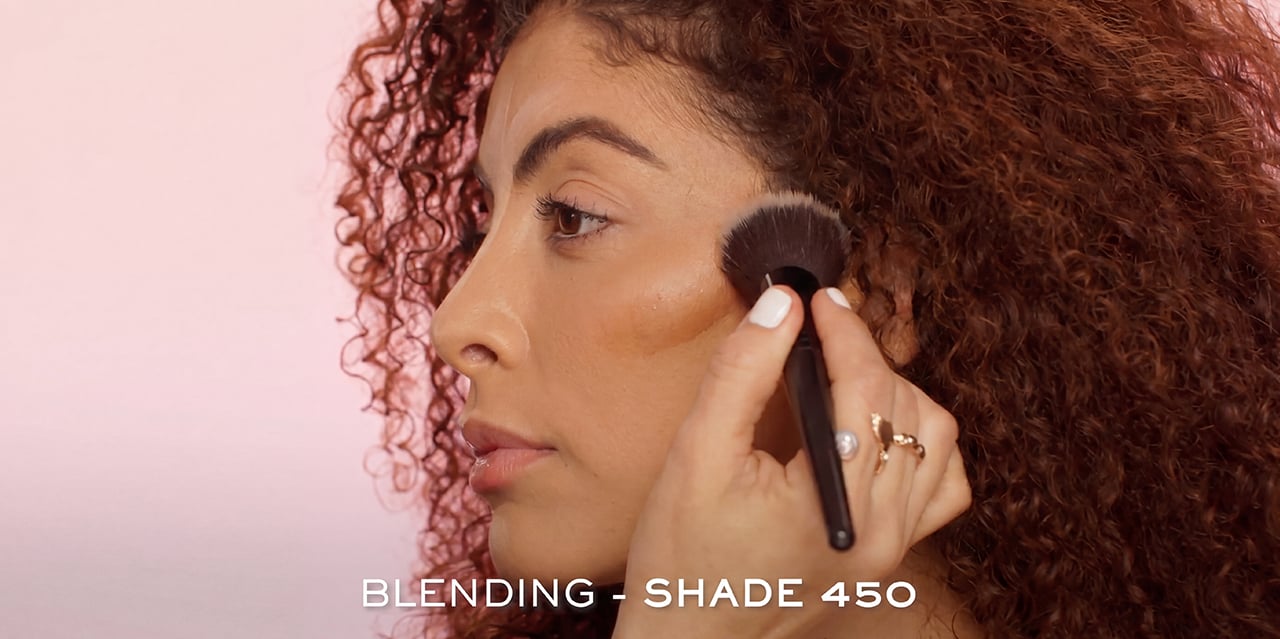Fluffy brush seamlessly blends contour for soft natural shaping with no harsh lines
